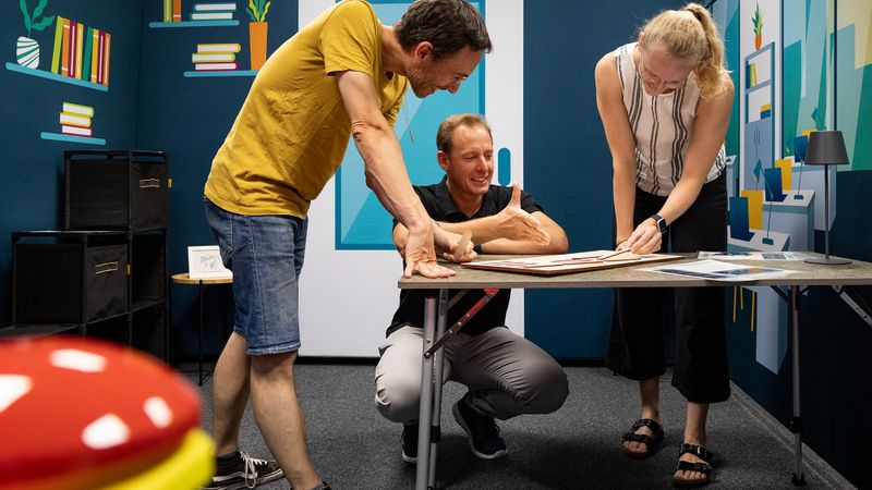 Mit Kassandra tauchen Teams in eine Thriller‑Story ein, lösen unter Zeitdruck KI‑Challenges.(Bild:  Fraunhofer FIT)