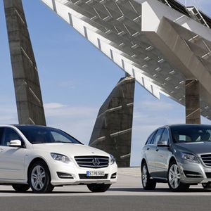 Mit insgesamt neun Grundversionen bietet die R-Klasse, mit der Mercedes-Benz Europapremiere auf der Leipziger AMI feierte, das umfangreichste Modellprogramm im Premiumsegment der Reiselimousinen.