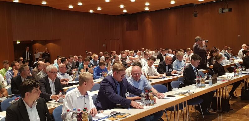 Gut 120 Teilnehmer sind bei heißen Außentemperaturen in die gut gekühlte Stadthalle in Sindelfingen gekommen. (Vogel Communications Group GmbH & Co. KG)