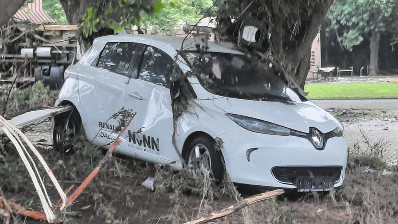 Das gerade erst für das Berufsbildungszentrum angeschaffte Elektroauto wurde ebenso zerstört wie die Schule selbst. (Bild:  Kfz-Innung Ahrweiler)