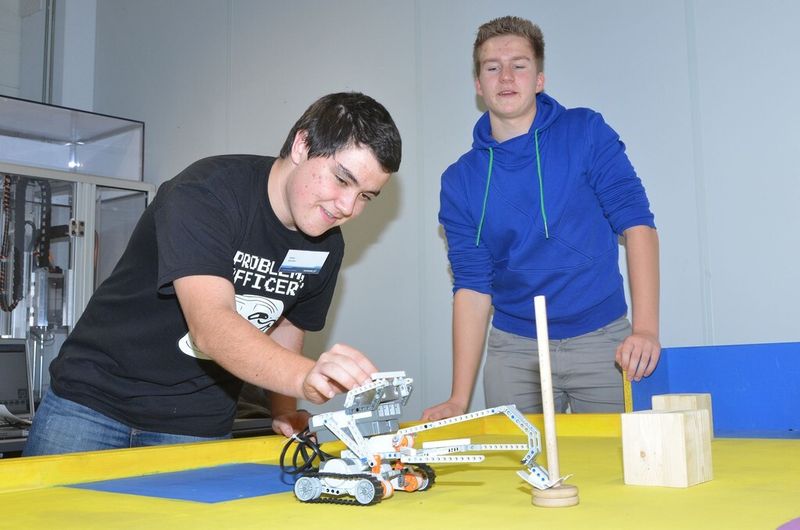 Um die Aufgaben zu lösen, waren Kreativität, Teamgeist und Durchhaltevermögen gefragt. (Bild: Schunk)