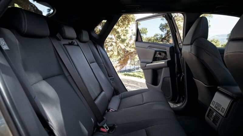 Im SUV finden bequem fünf Insassen Platz. (Toyota)