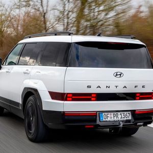 Antriebstechnisch überarbeitet: Der Santa Fe Hybrid bringt es nach dem Facelift auf 176 kW/239 PS. (Bild: Hyundai)