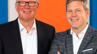 Passend zum Stabwechsel bei Yareto – Sven Hölker folgt als Geschäftsführer auf Andreas Finkenberg (li.) – präsentiert das Vergleichsportal die neue Kooperation mit dem ADAC. (Bild: Yareto)