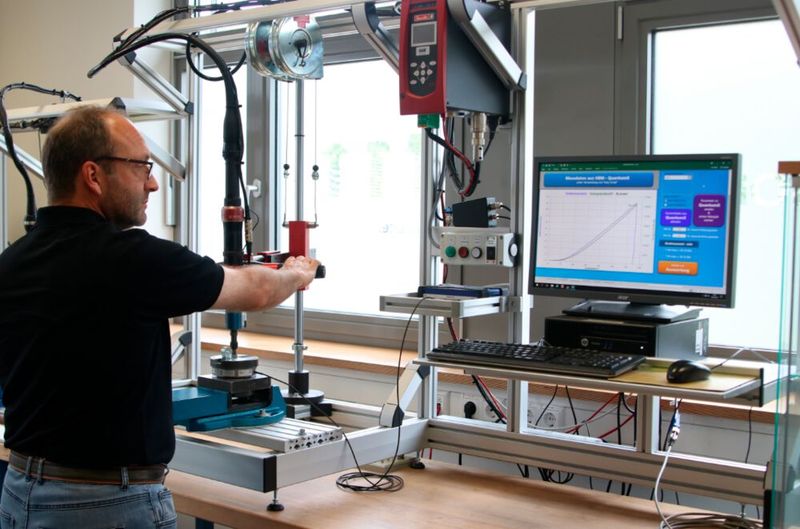 Im Fastener Testing Center stehen den Kunden umfangreiches aktuelles Prüfequipment sowie Schraubtechnik zur Verfügung. Jede Untersuchung wird in einem detaillierten Versuchsbericht dokumentiert. (Bild: Arnold Umformtechnik)