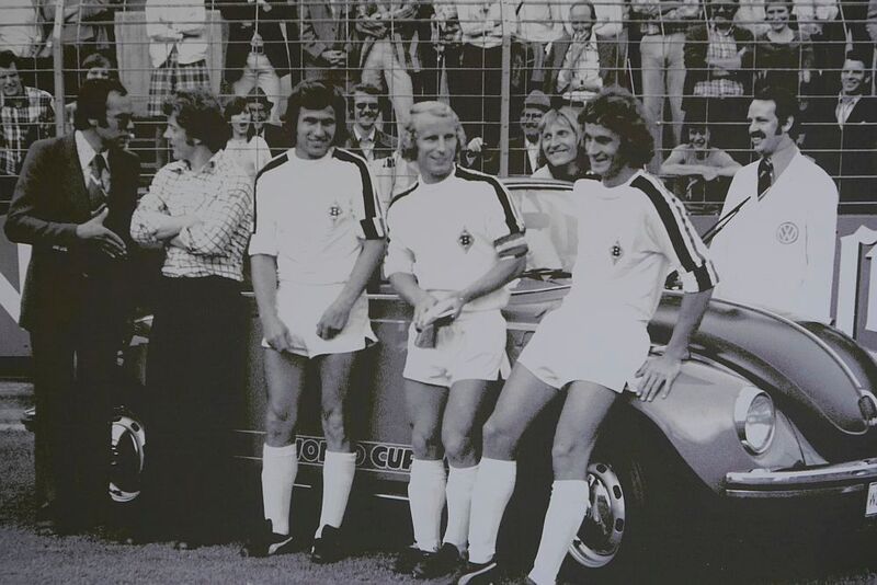 In Mönchengladbach ist die Nähe zum Fußball zwangsläufig gegeben. Links im Bild die früheren Chefs von Waldhausen & Bürkel mit den Borussia-Stars Heynckes, Vogts und Bonhof. (Bild: Christine Winkler)