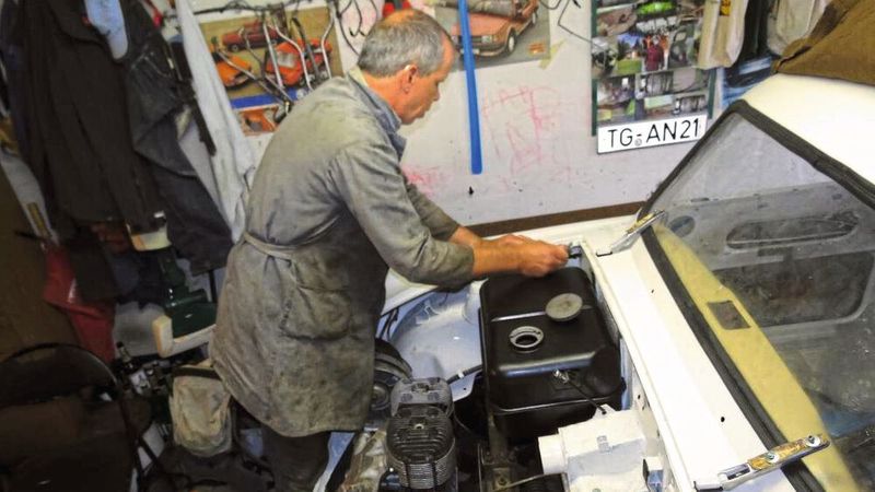 Die einfache Konstruktion des Trabant erleichtert den Einstieg ins Oldtimer-Schrauberhobby ungemein – gerade wenn man blind ist. (Bild: Bernd Röthig)