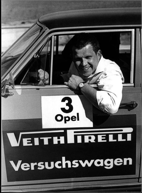 Joachim Lattke in den Sechzigerjahren im Einsatz für »kfz-betrieb« bei einer Reifenpräsentation.(Bild:  privat)