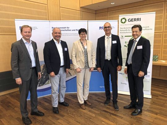 Gastgeber und Gäste bei der Rohstoffkonferenz im Juli 2022 (Foto v.li.): BGR-Vizepräsident Dr. Volker Steinbach und BGR-Präsident Prof. Dr. Ralph Watzel mit Prof. Dr. Ariane Ruff (Hochschule Nordhausen), Stephan Bauer (RW silicium) und Dr. Dirk Spenner (Spenner).(Bild:  BGR)