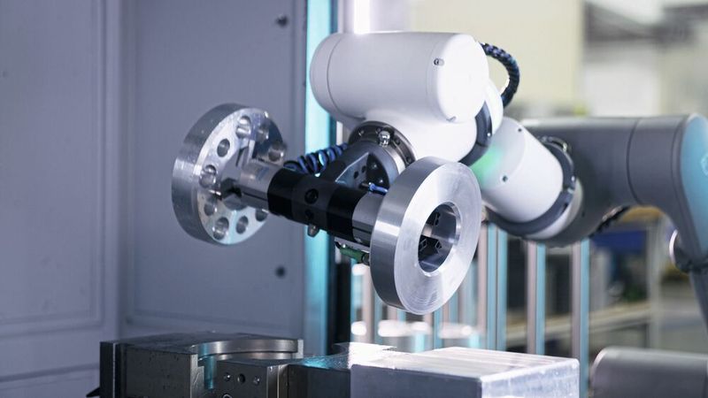 Eine Automatisierungslösung von Stima mit dem kollaborativen Roboter GoFa von ABB Robotics erledigt das vollautomatisierte Be- und Entladen einer CNC-Fräsmaschine bei  Metec CNC Präzisionsteile. Hierfür wurde ein Doppelgreifer mit integrierter Abblasfunktion entwickelt. Bevor der Roboter das Rohteil ablegt, befreit die Abblasdüse des Greifers den Schraubstock von Spänen.  (Bild: ABB AG)