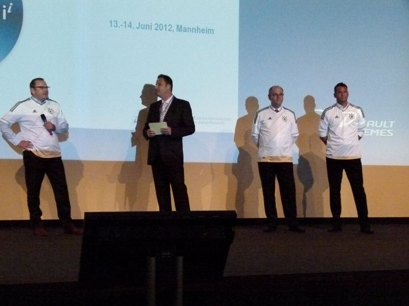 v.r.n.l.: Andreas Barth, Managing Director EuroCentral; Moderator Thorsten Sleegers; Michael Dengler, Director BT Sales EuroCentral und Guido Reinink, Director VS Sales EuroCentral wechselten schnell ins deutsche Fußball-Trikot. (Bild: J. Pfeiffer)