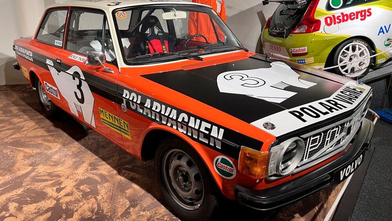Keine Konkurrenz für BMW-Alpina oder Ford RS: Der 170 PS starke Volvo 142 Racing startete nur im vom 1972 bis 1975 ausgetragenen Volvo-Markenpokal. Unter dem Label „R-Sport“ vertrieb Volvo zudem Karosserie- und Motoren-Zubehörsätze. Meistens wurden diese von Volvo-Händlern und Werkstätten vertrieben und fachgerecht eingebaut, teilweise (Kanada, Schweiz) wurden derart veränderte Volvos mit dem Zusatz „GT“ versehen und vermarktet. (Bild: autodrom)