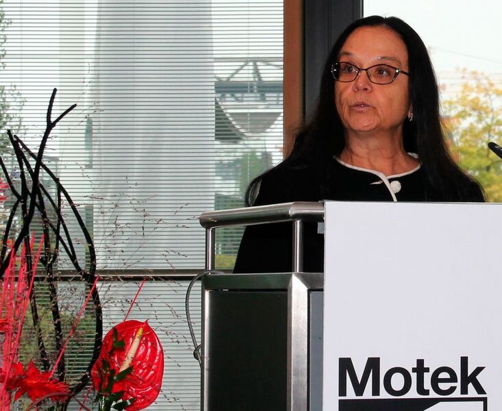 Bettina Schall, Geschäftsführerin des Messeveranstalters P. E. Schall, eröffnete die 35. Motek und die begleitende 10. Bondexpo in Stuttgart. (Gillhuber)