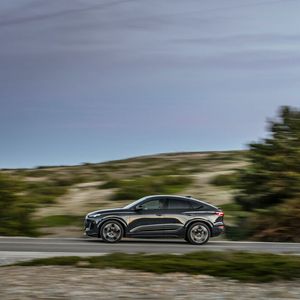 Die Karosserie des Audi Q6 Sportback fällt gegenüber der SUV-Variante flacher, das Heck schnittiger aus. (Bild:  Audi AG)