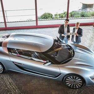 Der Entwicklungschef Nunzio La Vecchia (l.) und Jens-Peter Ellermann, Vorstand des Verwaltungsrates, mit dem offiziell zugelassenen Quant e.