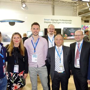 (v. l.) Dirk Brederecke, Amazon EU, Aline Gauthier, Samsung, Axel Bopp, Amazon EU, Marcel Binder, Drago Schönmeier, Patrick Vogt und Carsten Müller, Samsung.(Bild: IT-BUSINESS)