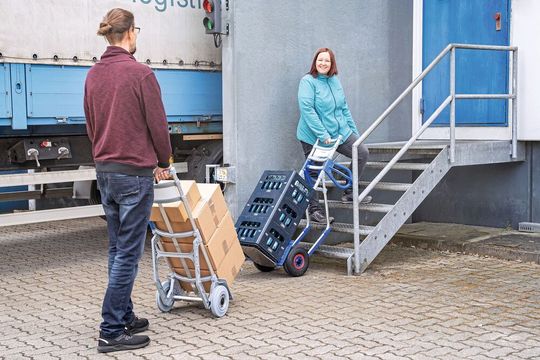 Die Sackkarre bewährt sich als ergonomisches Transportmittel für den innerbetrieblichen Materialfluss.(Bild:  Expresso)