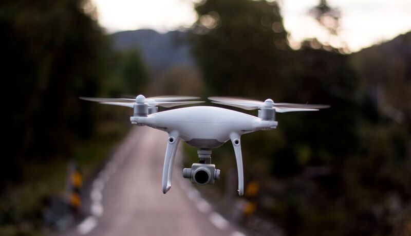 Drohnen können in der Warendistribution künftig bei der Auslieferung auf der letzten Meile eine interessante Alternative sein, um insbesondere das Verkehrsaufkommen in Ballungsräumen einzudämmen oder an schlecht zu erreichende Punkte zu kommen.
