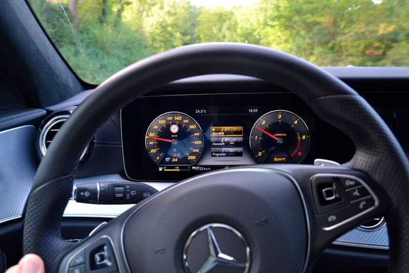 ... und schnell wieder raus, bevor uns ein Grüner sieht. (Bild: Michel / »kfz-betrieb«)