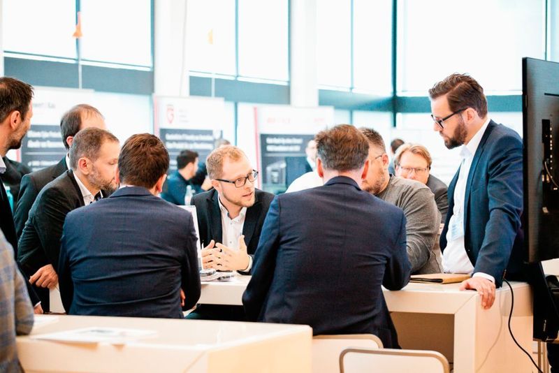 Die Idee der Thementische ist die aktive Vernetzung der Teilnehmer. Das scheint wohl aufgegangen zu sein. (iTeam)