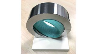 Das Verbundwerkstoff-Gleitlager Fiberflon GH (im Bild grün) gehört zu den neusten Entwicklungen von Oiles und wurde hier als Innenring eines sphärischen Lagers eingesetzt.  (Oiles Corporation)