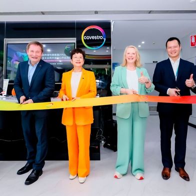 Covestro eröffnet sein neues TPU Application Development Center in Guangzhou, China. Von links: Edward Zhou (Managing Director of Guangzhou Site), Christian Haessler (Head of Innovation TPU), Holly Lei (President of Covestro China), Andrea Maier-Richter (Global Head of TPU), Kevin Ho (Head of TPU Sales and Market Development APAC) und Frank Yang (Head of TPU Innovation APAC) (Bild: Covestro)