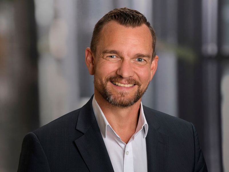 Patrick Scholl, Director OT CoE, Infinigate: „Wachsendes Interesse beobachten wir auch bei mittelständischen Unternehmen, die zunehmend erkennen, dass sie ebenfalls unter die erweiterten NIS2-Kategorien fallen. Darüber hinaus steigt die Nachfrage in OT-intensiven Branchen, in denen die enge Verzahnung von IT- und Produktionsnetzwerken neue Risiken schafft und die geschäftskritische Wertschöpfungskette bedrohen kann.“ (Bild: Infinigate)