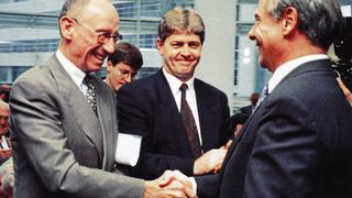 Der ehemalige Vorstandsvorsitzende von Daimler-Benz, Edzard Reuter (links), übergibt das Forschungszentrum Ulm an seinen zuständigen Vorstandskollegen Prof. Hartmut Weule (rechts). (Bild: Daimler AG)