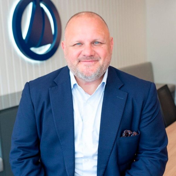 Steve Bradford, Senior Vice President EMEA, SailPoint: „Die Bedrohungslage entwickelt sich stetig weiter. Gerade KI-gesteuerte Angriffe verschärfen die Risiken, insbesondere für Unternehmen mit veralteten Systemen und komplexen Lieferketten.“ (Bild: SailPoint)