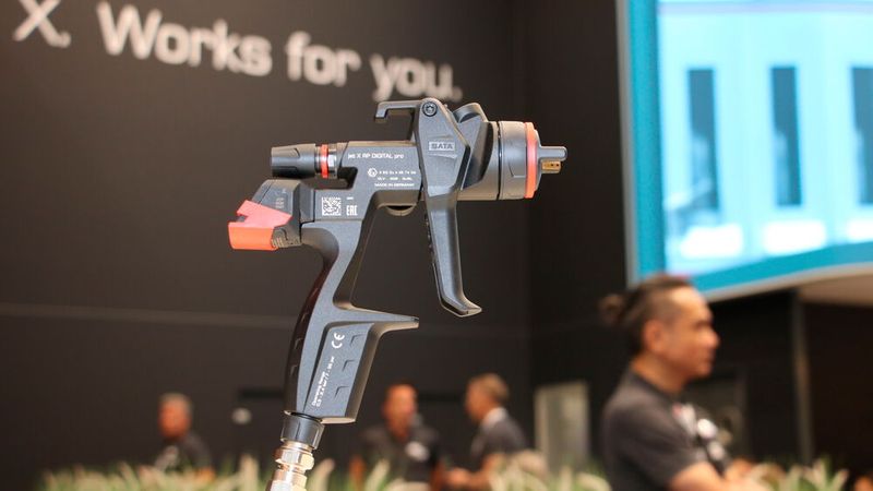 Die neue SATA-Spritzpistole Jet X, hier die Version digital pro, wurde als Weltneuheit in Frankfurt vorgestellt. (Bild: Jürgen Klasing)