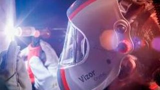 Der Vizor Crystal von Fronius bietet Blendschutz ohne Verzögerung und kristallklare Sicht auf die Schweißnaht.  (Bild: Fronius)