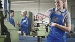 Wenn die neuen Lehrlinge kommen, hat sie bereits da zu sein: die Berufs- und Schutzkleidung. (Foto: DBL)