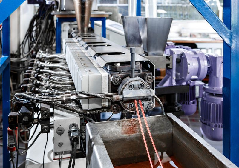 Innovative Messtechniken geben einen Einblick, welche Mechanismen beim Anschmelzen und dem damit verbundenen Energieeintrag in die Schmelzzone von Doppelschneckenextrudern wirken. (Fraunhofer LBF)