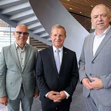 Der ZDK-Präsident Thomas Peckruhn (M.) und seine Vizepräsidenten Michael Schneider und Thorsten Krämer (l.) nach der Mitgliederversammlung des ZDK in Frankfurt am Main. (Bild: VCG - Zietz)