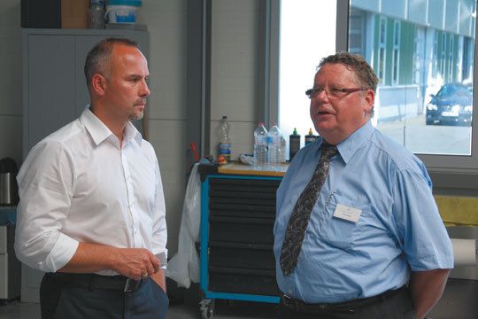 Diskussion zum Thema Service: Alexander Joos (Pirelli) und Scholz-Geschäftsführer Ulrich Weise. (Archiv: Vogel Business Media)