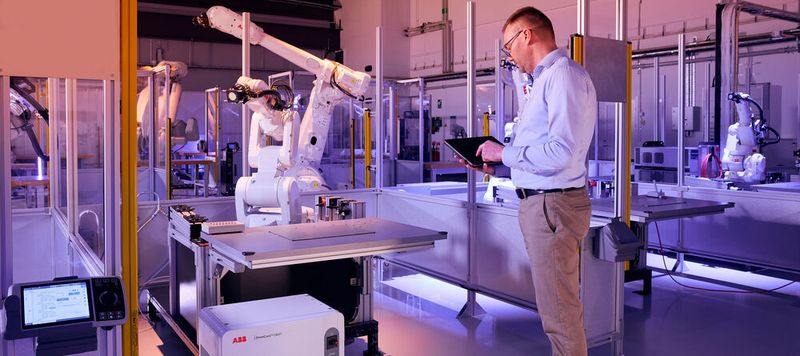 Im Vergleich zu bisherigen ABB-Steuerung ermöglicht Omnicore einen bis zu 25 Prozent schnelleren Roboterbetrieb und einen um 20 Prozent geringeren Energieverbrauch. (Bild:  ABB)