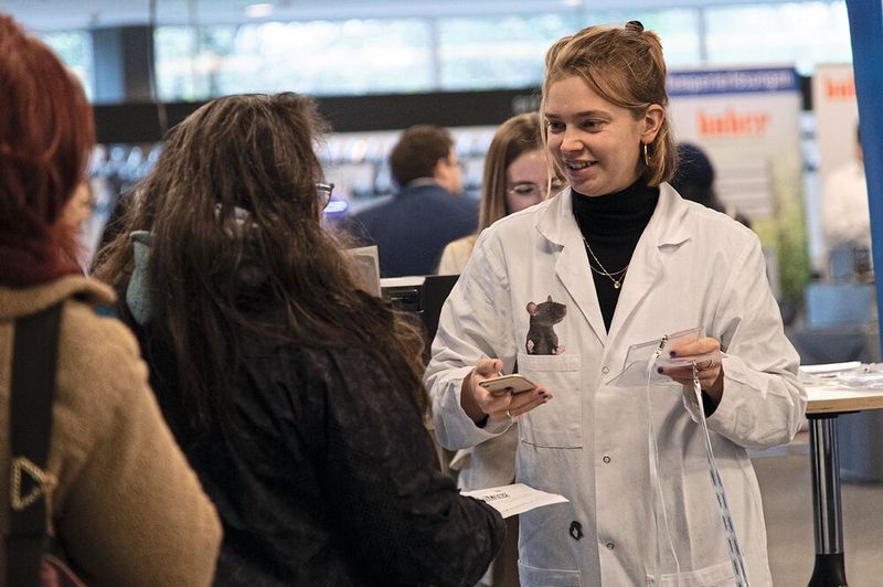 Am Eingang bekamen die Besucher ihre Namensschilder für einen schnelleren Informationsaustausch auf der Messe.  Mehr Infos zu den kommenden LAB-SUPPLY-Messen finden Sie auf www.lab-supply.info (Bild: Stefan Stark)