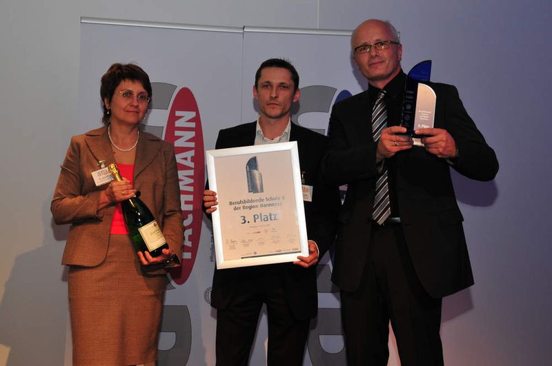 Für die hannoversche Schule nahmen Schulleiter Michael Sternberg (rechts) und Fachlehrer Thomas Laue den Preis entgegen. (Archiv: Vogel Business Media)