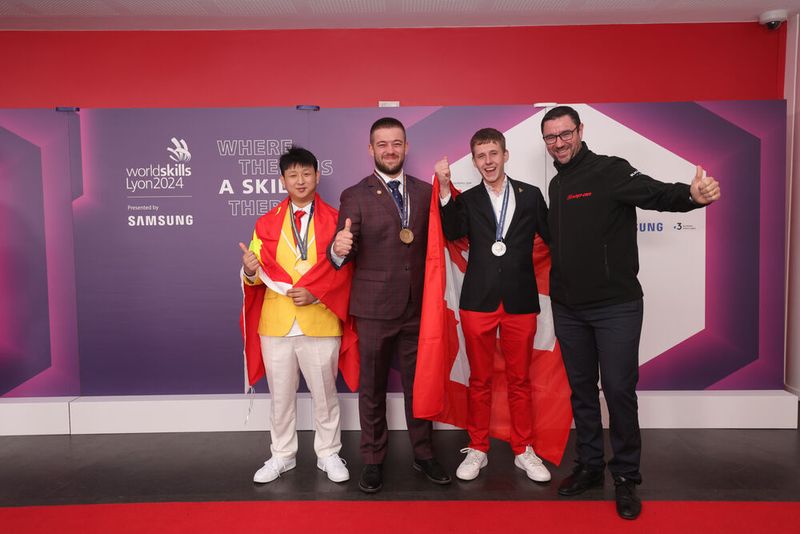 Die Medaillengewinner der Kfz-Mechatroniker (v. li.): Shaohui Yang (Gold), ANthony Minotti (Bronze) und Nevio Bernet (Silber) mit einem Vertreter der Sponsoren. (Bild: Worldskills International)
