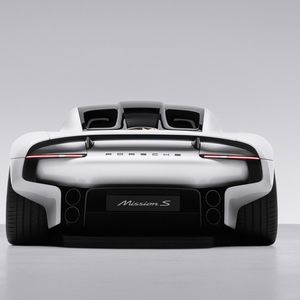 Am Heck gibt es aktive Aerodynamikelemente.(Bild:  Porsche)