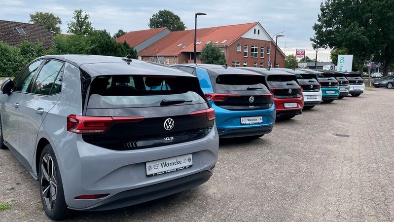Schon bei der Umweltprämie 2009 wurden bis zu 14 Monate alte Fahrzeuge mit gefördert, also könne man das heute auch tun, argumentiert der VAD.(Bild:  Wolf Warncke, Autohaus Warncke GmbH, Tarmstedt)