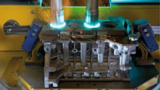 Bild 1: In der Großserienfertigung von Aluminiumkurbelgehäusen substituiert das Lichtbogen-Drahtspritzen erstmals die üblichen Graugussbuchsen. (BMW Group)