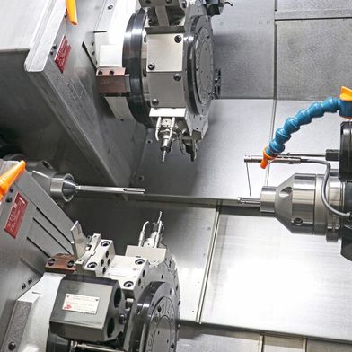 Von der Stange bis zum Fertigteil in einer Aufspannung – das kompakte Drehzentrum Biglia «BMX 45Y2» verfügt über zwei Revolver, zwei C- und zwei Y-Achsen. (Bild: Teamtec)