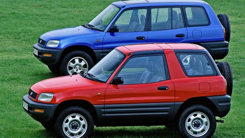 Der Name RAV4 steht für Recreational Active Vehicle 4-Wheel Drive. Die Idee, die Vorteile von Pkw und Geländewagen in diesem Crossover-SUV-Konzept miteinander zu verbinden, wurde zu einem unerwarteten Erfolg für Toyota. Zunächst wurde der RAV4 ab August 1994 nur als Dreitürer angeboten, im Februar 1995 folgte zusätzlich der Fünftürer mit einem deutlich verbesserten Platzangebot. Bedingt durch den längeren Radstand waren der Fahrkomfort besser und das Fahrverhalten ausgewogener. (Bild: Toyota)