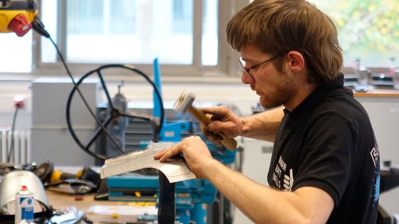 Der Erstplatzierte in der Karosserieinstandhaltungstechnik, Nico Gelzleichter, beim gefühlvollen Treiben der notwendigen Rundungen.  (Bild: Dominsky – VCG)