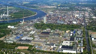 Aus dem Bayer Chemiepark wird zum 1. Januar 2008 der „Chempark“ mit über 60 Partnern an den Standorten Leverkusen, Dormagen und Krefeld-Uerdingen. Das Foto zeigt den Chempark Leverkusen.  (Bild: Bayer)