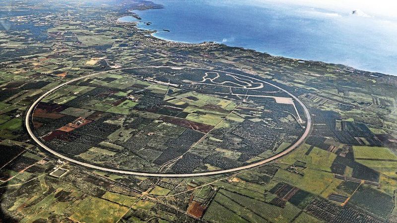 Mit dem Nardò Technical Center im süditalienischen Apulien erwarb Porsche 2012 eines der bekanntesten Automobiltestgelände der Welt. Das Versuchsareal wird seitdem von Porsche Engineering betrieben. (Bild: Porsche)