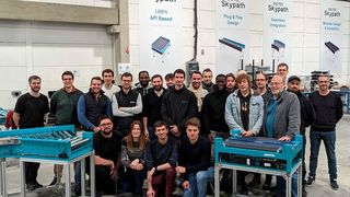 Dem Wachstum begegnen! In Croix in Frankreich hat Exotec nun den neuen Standort für die Herstellung der Skypath-Fördertechnik eröffnet. Hier das Team, das nun dabei hilft, die Position des Roboter- und Automatsierungsspezialisten weiter zu stärken. (Bild: Exotec)