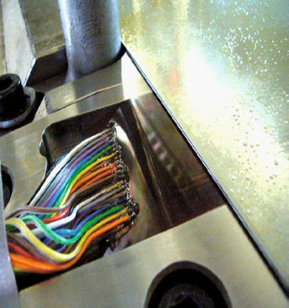 Bild 2: In direktem Kontakt mit dem umzuformenden Blech: ein Sensormodul, eintuschiert in eine Tiefziehanlage. (Bild: Fraunhofer-IST)