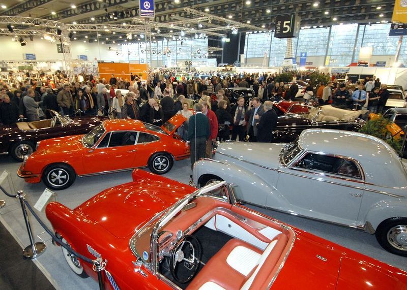 Zahlreiche Händler bieten auf der Bremer Oldtimermesse ihre Fahrzeuge dem fachkundigen Publikum an. (Archiv: Vogel Business Media)